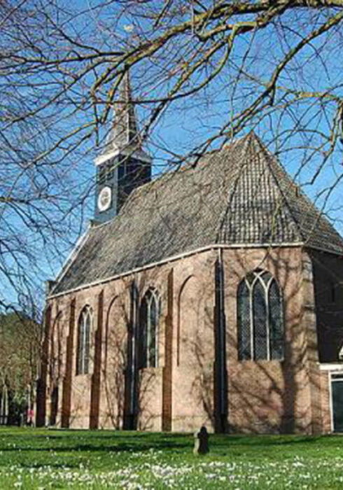 De Hervormde kerk uit de 18e eeuw is een prachtig monument in Duindorp Schoorl, vlakbij het Klimduin