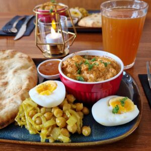 Indiase curry met naanbrood en kikkererwtensalade